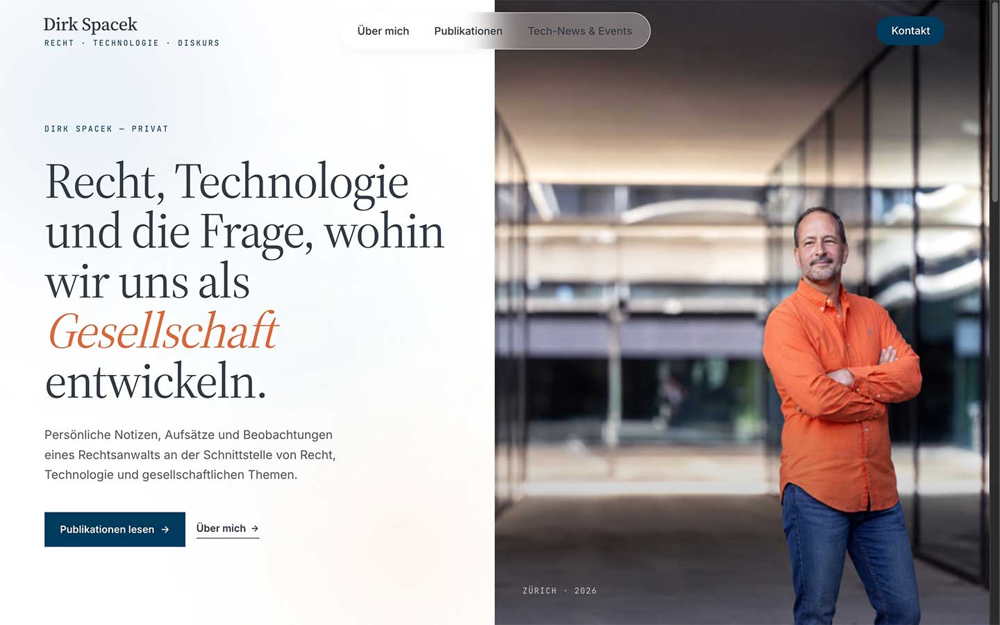 Startseite von dirkspacek.ch mit Porträt und Claim – Desktop-Ansicht